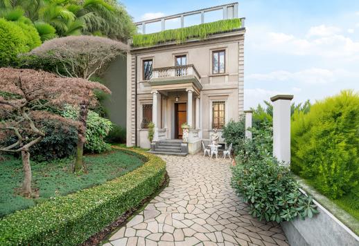 NoLo 중심부에 위치한 매력적인 주택으로, 100제곱미터 규모의 야외 공간과 차고 및 주차 공간을 갖추고 있습니다. Image 2