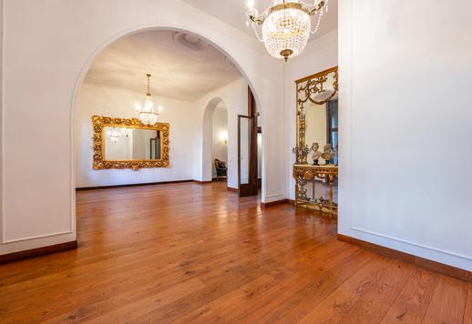 NoLo 중심부에 위치한 매력적인 주택으로, 100제곱미터 규모의 야외 공간과 차고 및 주차 공간을 갖추고 있습니다. Image 8