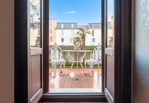 NoLo 중심부에 위치한 매력적인 주택으로, 100제곱미터 규모의 야외 공간과 차고 및 주차 공간을 갖추고 있습니다. Image 6