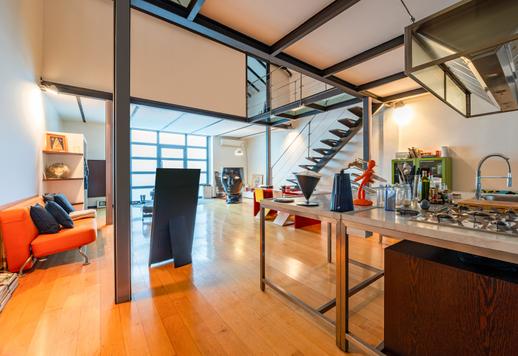 Résidence d'environ 182 m² brut avec double hauteur sous plafond, deux chambres, deux salles de bains et place de parking privée dans un complexe industriel rénové avec conciergerie. Image 7