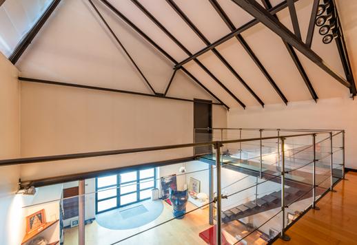 Résidence d'environ 182 m² brut avec double hauteur sous plafond, deux chambres, deux salles de bains et place de parking privée dans un complexe industriel rénové avec conciergerie. Image 9