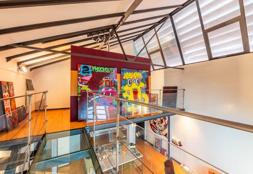 Résidence d'environ 182 m² brut avec double hauteur sous plafond, deux chambres, deux salles de bains et place de parking privée dans un complexe industriel rénové avec conciergerie. Image 8