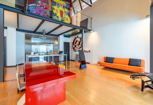 Résidence d'environ 182 m² brut avec double hauteur sous plafond, deux chambres, deux salles de bains et place de parking privée dans un complexe industriel rénové avec conciergerie. Image 4