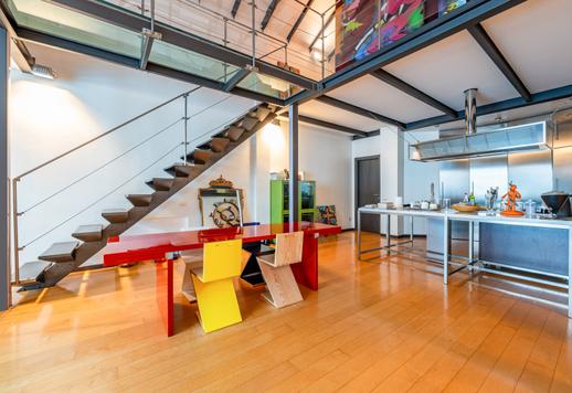 Résidence d'environ 182 m² brut avec double hauteur sous plafond, deux chambres, deux salles de bains et place de parking privée dans un complexe industriel rénové avec conciergerie. Image 3