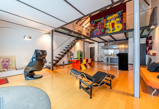 Résidence d'environ 182 m² brut avec double hauteur sous plafond, deux chambres, deux salles de bains et place de parking privée dans un complexe industriel rénové avec conciergerie. Image 1