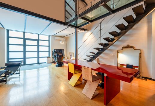 Résidence d'environ 182 m² brut avec double hauteur sous plafond, deux chambres, deux salles de bains et place de parking privée dans un complexe industriel rénové avec conciergerie. Image 5