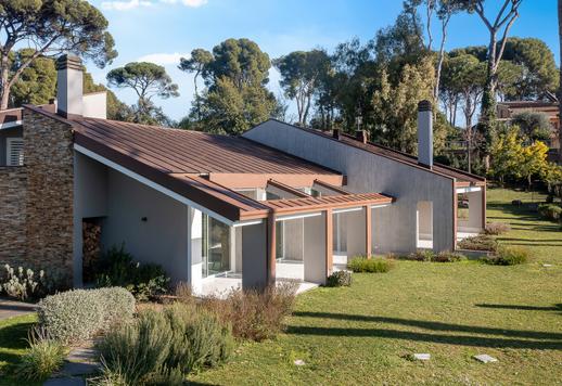 Maždaug 900 kv. m ploto rezidencija su šešiais miegamaisiais, didelėmis priimamosiomis, grindiniu šildymu, profesionalia sporto sale, baseinu ir 8000 kv. m ploto parku saugomos žaliosios zonos pakraštyje. Image 5