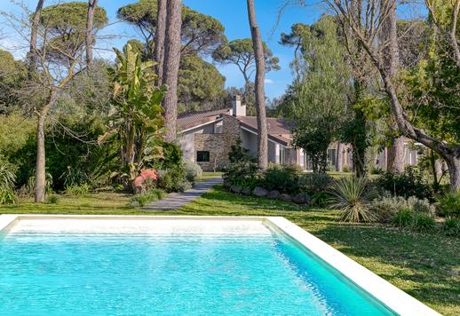 Maždaug 900 kv. m ploto rezidencija su šešiais miegamaisiais, didelėmis priimamosiomis, grindiniu šildymu, profesionalia sporto sale, baseinu ir 8000 kv. m ploto parku saugomos žaliosios zonos pakraštyje. Image 9