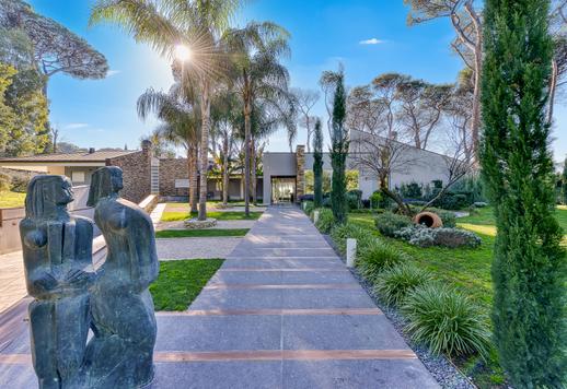 Maždaug 900 kv. m ploto rezidencija su šešiais miegamaisiais, didelėmis priimamosiomis, grindiniu šildymu, profesionalia sporto sale, baseinu ir 8000 kv. m ploto parku saugomos žaliosios zonos pakraštyje. Image 1