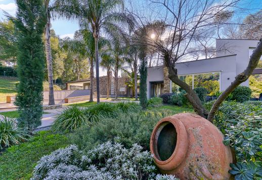 Maždaug 900 kv. m ploto rezidencija su šešiais miegamaisiais, didelėmis priimamosiomis, grindiniu šildymu, profesionalia sporto sale, baseinu ir 8000 kv. m ploto parku saugomos žaliosios zonos pakraštyje. Image 2