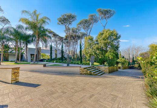 Maždaug 900 kv. m ploto rezidencija su šešiais miegamaisiais, didelėmis priimamosiomis, grindiniu šildymu, profesionalia sporto sale, baseinu ir 8000 kv. m ploto parku saugomos žaliosios zonos pakraštyje. Image 3