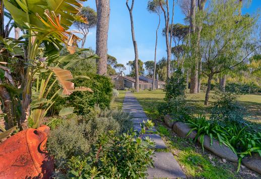 Maždaug 900 kv. m ploto rezidencija su šešiais miegamaisiais, didelėmis priimamosiomis, grindiniu šildymu, profesionalia sporto sale, baseinu ir 8000 kv. m ploto parku saugomos žaliosios zonos pakraštyje. Image 8