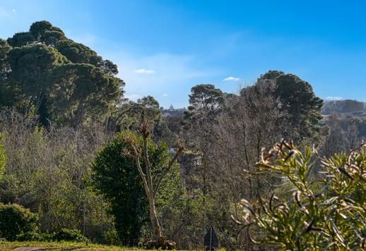 Maždaug 900 kv. m ploto rezidencija su šešiais miegamaisiais, didelėmis priimamosiomis, grindiniu šildymu, profesionalia sporto sale, baseinu ir 8000 kv. m ploto parku saugomos žaliosios zonos pakraštyje. Image 7