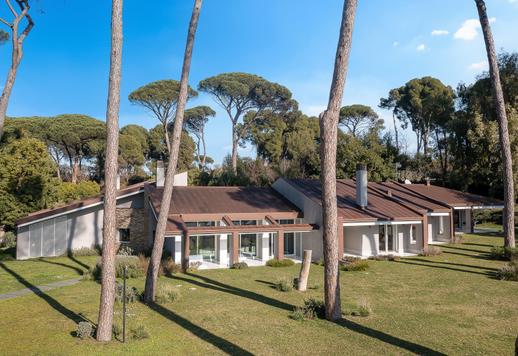 Maždaug 900 kv. m ploto rezidencija su šešiais miegamaisiais, didelėmis priimamosiomis, grindiniu šildymu, profesionalia sporto sale, baseinu ir 8000 kv. m ploto parku saugomos žaliosios zonos pakraštyje. Image 4