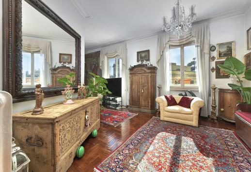 Noin 200 neliömetrin asunto viidennessä kerroksessa, jossa on 80 neliömetrin terassi, neljä makuuhuonetta, kaksi kylpyhuonetta, autotalli ja pysäköintipaikka tyylikkäässä ja arvostetussa ympäristössä. Image 4