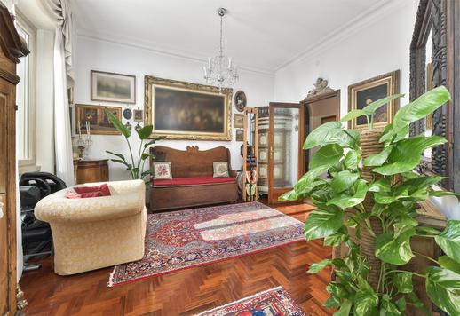 Noin 200 neliömetrin asunto viidennessä kerroksessa, jossa on 80 neliömetrin terassi, neljä makuuhuonetta, kaksi kylpyhuonetta, autotalli ja pysäköintipaikka tyylikkäässä ja arvostetussa ympäristössä. Image 2