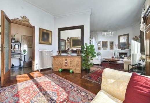 Noin 200 neliömetrin asunto viidennessä kerroksessa, jossa on 80 neliömetrin terassi, neljä makuuhuonetta, kaksi kylpyhuonetta, autotalli ja pysäköintipaikka tyylikkäässä ja arvostetussa ympäristössä. Image 1