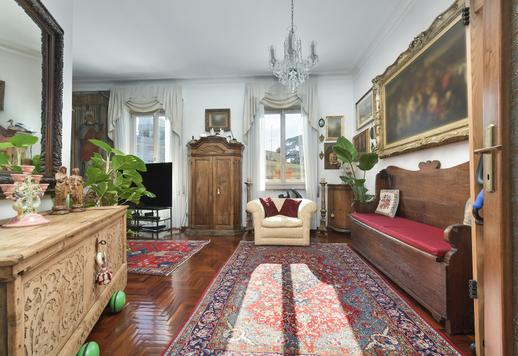 Noin 200 neliömetrin asunto viidennessä kerroksessa, jossa on 80 neliömetrin terassi, neljä makuuhuonetta, kaksi kylpyhuonetta, autotalli ja pysäköintipaikka tyylikkäässä ja arvostetussa ympäristössä. Image 3