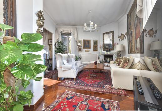 Noin 200 neliömetrin asunto viidennessä kerroksessa, jossa on 80 neliömetrin terassi, neljä makuuhuonetta, kaksi kylpyhuonetta, autotalli ja pysäköintipaikka tyylikkäässä ja arvostetussa ympäristössä. Image 5