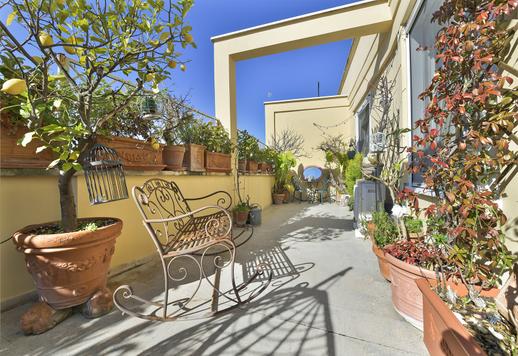 Noin 200 neliömetrin asunto viidennessä kerroksessa, jossa on 80 neliömetrin terassi, neljä makuuhuonetta, kaksi kylpyhuonetta, autotalli ja pysäköintipaikka tyylikkäässä ja arvostetussa ympäristössä. Image 8