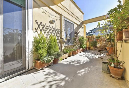 Noin 200 neliömetrin asunto viidennessä kerroksessa, jossa on 80 neliömetrin terassi, neljä makuuhuonetta, kaksi kylpyhuonetta, autotalli ja pysäköintipaikka tyylikkäässä ja arvostetussa ympäristössä. Image 9