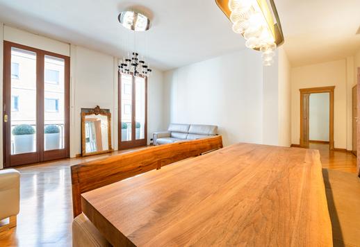 Körülbelül 175 négyzetméteres birtok a negyedik emeleten, négy hálószobával, három fürdőszobával, öt erkéllyel és dupla kilátással egy korabeli épületben, concierge erkéllyel.  Image 6