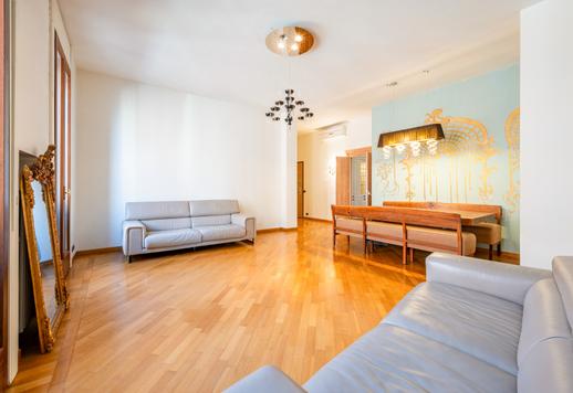 Körülbelül 175 négyzetméteres birtok a negyedik emeleten, négy hálószobával, három fürdőszobával, öt erkéllyel és dupla kilátással egy korabeli épületben, concierge erkéllyel.  Image 2