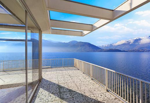 Suoraan Como-järven vesille avautuvalla historiallisella myytävänä olevalla huvilalla on oma rantakaistale Image 8