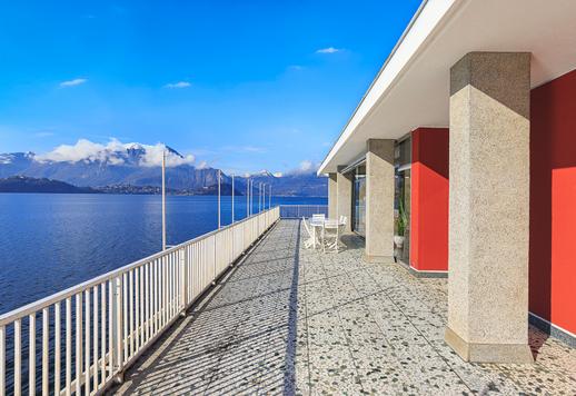 Suoraan Como-järven vesille avautuvalla historiallisella myytävänä olevalla huvilalla on oma rantakaistale Image 6