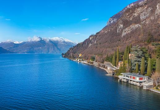 Suoraan Como-järven vesille avautuvalla historiallisella myytävänä olevalla huvilalla on oma rantakaistale Image 2