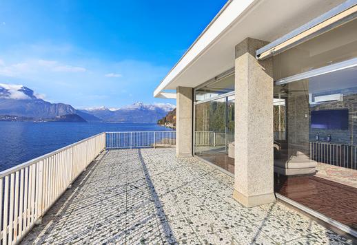 Suoraan Como-järven vesille avautuvalla historiallisella myytävänä olevalla huvilalla on oma rantakaistale Image 9