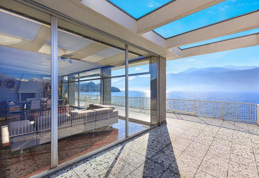 Suoraan Como-järven vesille avautuvalla historiallisella myytävänä olevalla huvilalla on oma rantakaistale Image 7