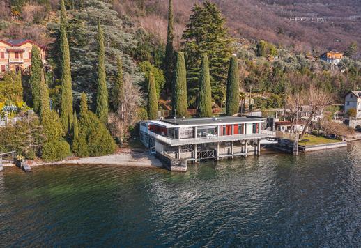 Suoraan Como-järven vesille avautuvalla historiallisella myytävänä olevalla huvilalla on oma rantakaistale Image 3