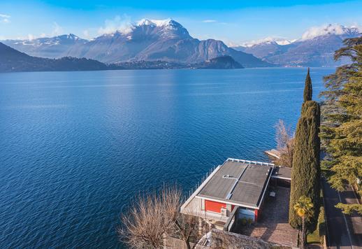 Suoraan Como-järven vesille avautuvalla historiallisella myytävänä olevalla huvilalla on oma rantakaistale Image 4