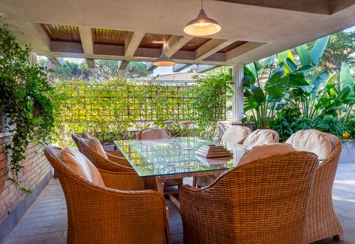 Esclusiva residenza di circa 400 mq completamente ristrutturata, con terrazzo vivibile su quattro lati, servizi condominiali di alto livello e ampia area parcheggio privato Image 6