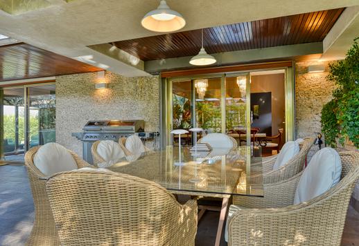 Esclusiva residenza di circa 400 mq completamente ristrutturata, con terrazzo vivibile su quattro lati, servizi condominiali di alto livello e ampia area parcheggio privato Image 7