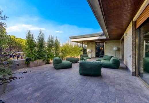 Esclusiva residenza di circa 400 mq completamente ristrutturata, con terrazzo vivibile su quattro lati, servizi condominiali di alto livello e ampia area parcheggio privato Image 9