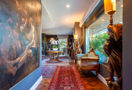 Esclusiva residenza di circa 400 mq completamente ristrutturata, con terrazzo vivibile su quattro lati, servizi condominiali di alto livello e ampia area parcheggio privato Image 3