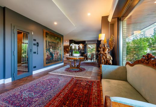 Esclusiva residenza di circa 400 mq completamente ristrutturata, con terrazzo vivibile su quattro lati, servizi condominiali di alto livello e ampia area parcheggio privato Image 2