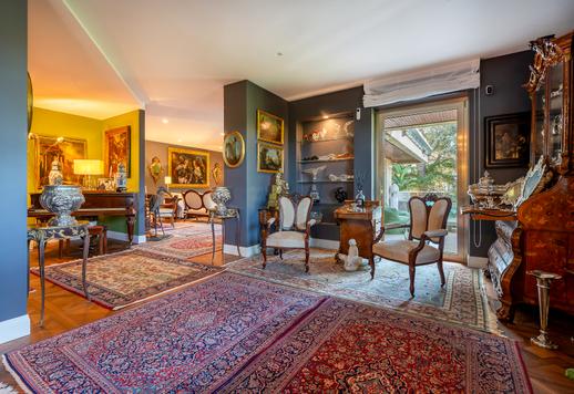 Esclusiva residenza di circa 400 mq completamente ristrutturata, con terrazzo vivibile su quattro lati, servizi condominiali di alto livello e ampia area parcheggio privato Image 1