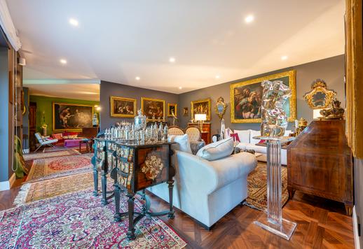 Esclusiva residenza di circa 400 mq completamente ristrutturata, con terrazzo vivibile su quattro lati, servizi condominiali di alto livello e ampia area parcheggio privato Image 4