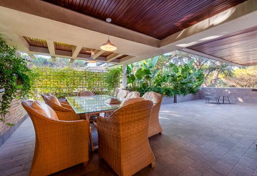 Esclusiva residenza di circa 400 mq completamente ristrutturata, con terrazzo vivibile su quattro lati, servizi condominiali di alto livello e ampia area parcheggio privato Image 5