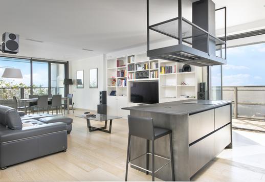 Residenza contemporanea di circa 156 mq lordi in zona EUR, con doppia esposizione panoramica, balcone, facility condominiali premium e certificazione energetica di classe A Image 9