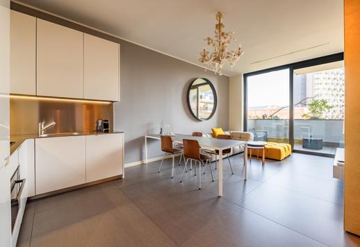 Élégante résidence de prestige avec finitions haut de gamme, terrasse habitable et garage privé dans le quartier le plus emblématique du Milan contemporain. Image 1