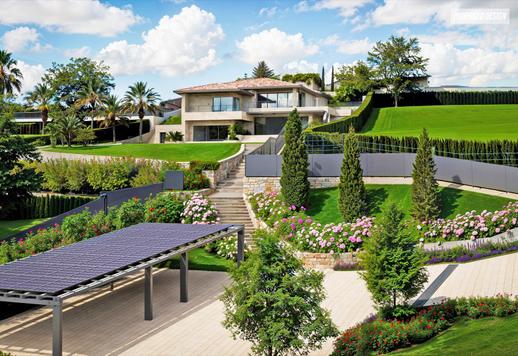 Individuell gestaltbare Seefront-Immobilie mit 5 SZ, 6 Bädern, Pool, Spa und Panoramaterrasse Image 2