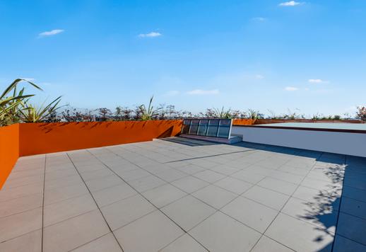 Résidence de 115 m² sur deux niveaux, avec terrasse habitable de 80 m², trois chambres, trois salles de bains, finitions design et garage dans un quartier résidentiel desservi par les lignes de métro. Image 5