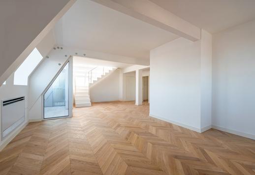 Résidence de 115 m² sur deux niveaux, avec terrasse habitable de 80 m², trois chambres, trois salles de bains, finitions design et garage dans un quartier résidentiel desservi par les lignes de métro. Image 1