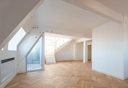 Résidence de 115 m² sur deux niveaux, avec terrasse habitable de 80 m², trois chambres, trois salles de bains, finitions design et garage dans un quartier résidentiel desservi par les lignes de métro. Image 2