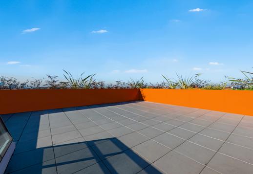 Résidence de 115 m² sur deux niveaux, avec terrasse habitable de 80 m², trois chambres, trois salles de bains, finitions design et garage dans un quartier résidentiel desservi par les lignes de métro. Image 7