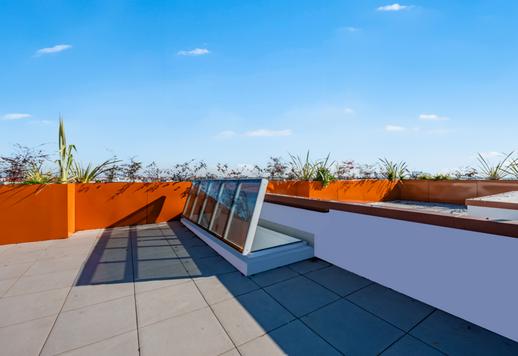 Résidence de 115 m² sur deux niveaux, avec terrasse habitable de 80 m², trois chambres, trois salles de bains, finitions design et garage dans un quartier résidentiel desservi par les lignes de métro. Image 6